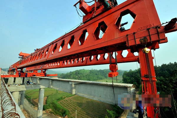 麻竹高速公路南漳段沙河大桥吊装大梁.jpg